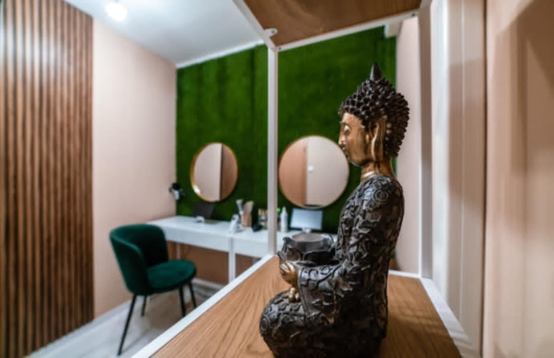 A Vendel utcai Harmony szalon belső tere Buddha-szoborral és kerek tükrökkel